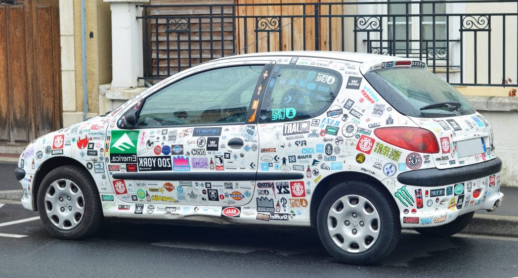 Beachten Sie bei Aufklebern am Auto, dass diese Ihnen nicht die Sicht rauben