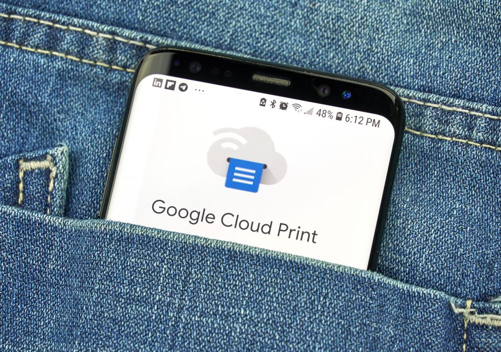 Ist Ihr Drucker mit Google Cloud Print verbunden, können Sie ihn auch von unterwegs via Smartphone oder Tablet ansprechen. © 228459984 – dennizn, depositphoto.com 