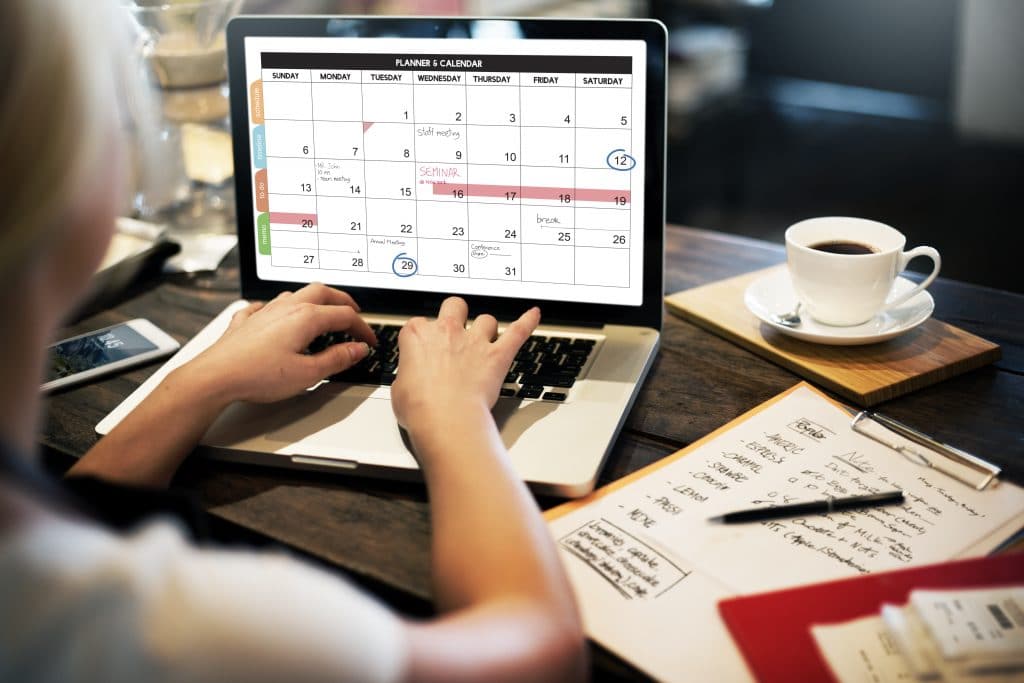 Schnell können Sie sich an Ihrem heimischen PC Ihren individuellen Kalender selbst erstellen. © 98618808 – Rawpixel, depositphoto.com 