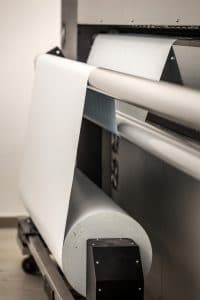 Viele Großformatdrucker und Plotter nutzen Rollenpapier für den Druck und schneiden es nach Ihren individuellen Eingaben zurecht.