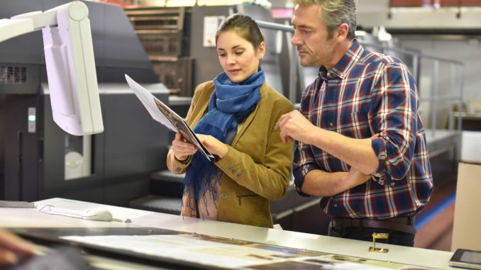 Im Copyshop oder einer Druckerei die Bachelorarbeit drucken zu lassen, hat unter anderem den Vorteil, dass bei Problemen, Fragen oder Wünschen direkt mit einem Ansprechpartner kommuniziert werden kann.