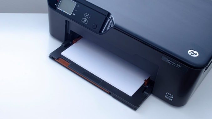 Ein HP-Drucker benötigt je nach Druckvolumen regelmäßig frisches Verbrauchsmaterial, wobei sich die Kosten zwischen den einzelnen Varianten deutlich unterscheiden.