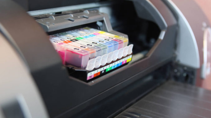 Bei der automatischen Reinigung eines Tintenstrahldruckers wird die Tinte in den Resttintentank geleitet.